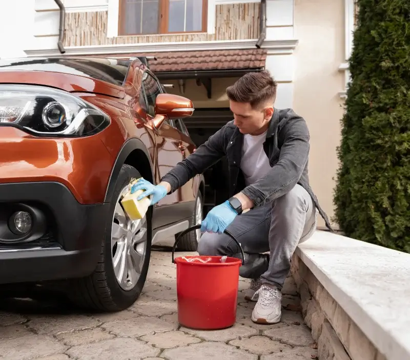 Lavage auto à domicile Vailhauquès : professionnel intervenant sur un véhicule